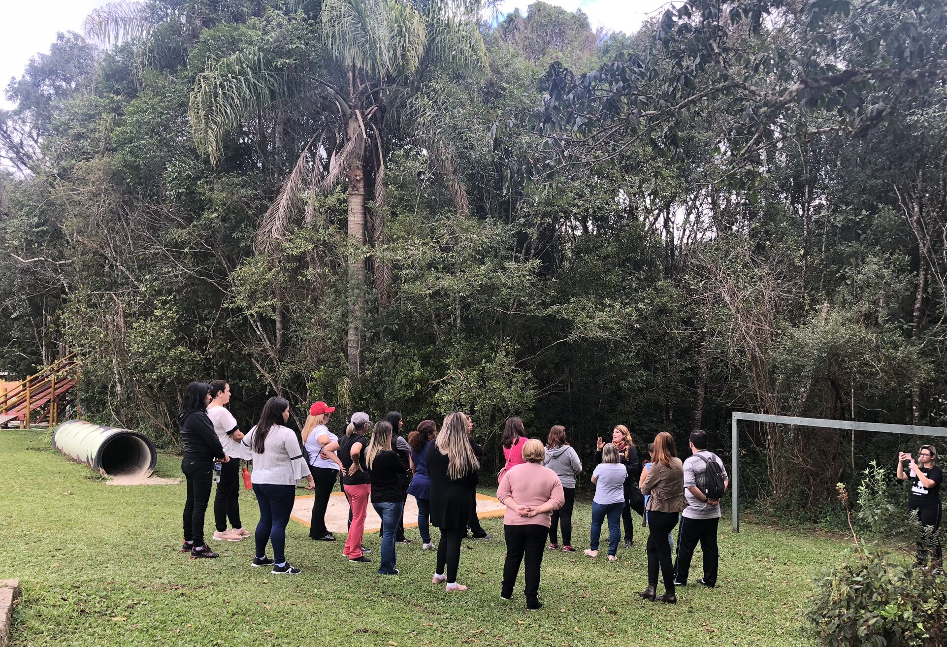 equipe reunida em atividade ao ar livre no Vale Serelepe